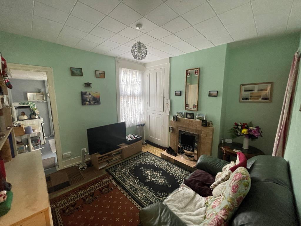 Lot: 10 - FREEHOLD MID-TERRACE HOUSE FOR INVESTMENT - Dining room with access to kitchen